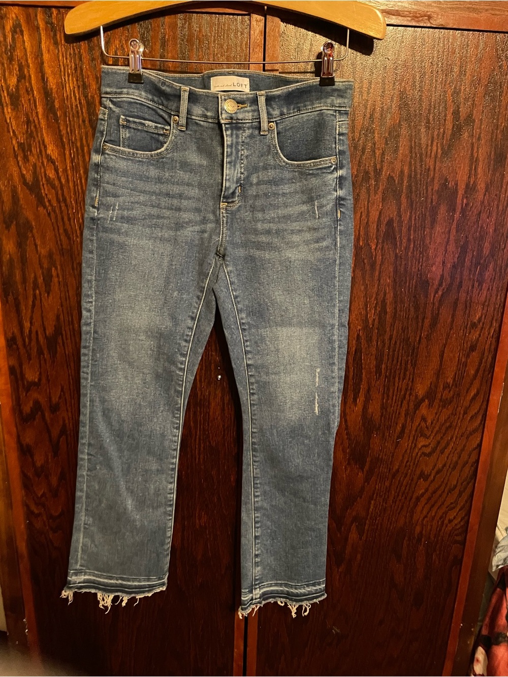 Loft Frayed Hem Cropped Jeans in Medium Wash Blue Like New Size 2